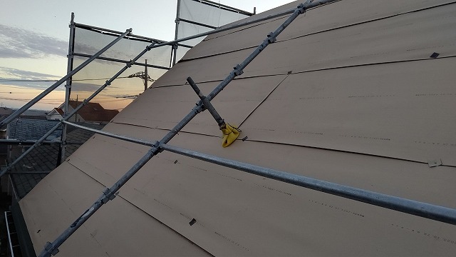 スレート屋根から横暖ルーフを使った屋根カバー工事を行いました！川口市屋根カバー工事　横暖ルーフαｓ　ニチハ　センタールーフ　スレートボロボロ　ガルバリウム鋼板　